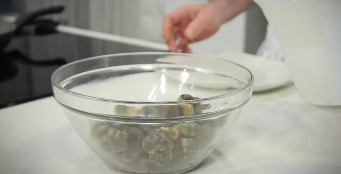 Lasciare le vongole a bagno per 2-3 ore in acqua fredda con sale grosso per eliminare la sabbia. Scolarle delicatamente con le mani, evitando il colapasta, per non disperdere la sabbia.