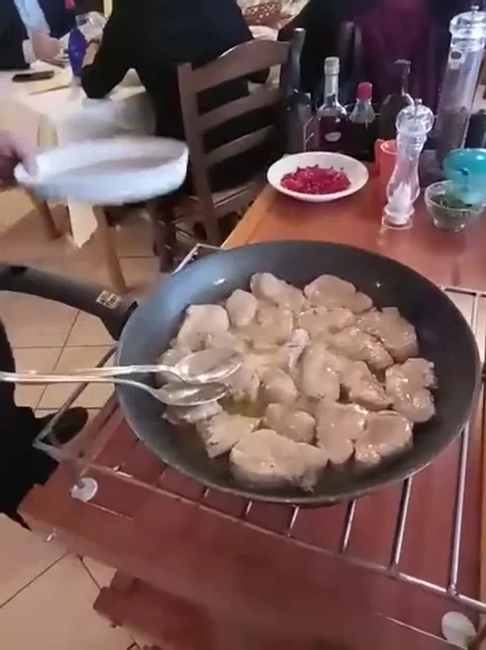 Servire il filetto di maiale al melograno su un piatto, accompagnato da pane.