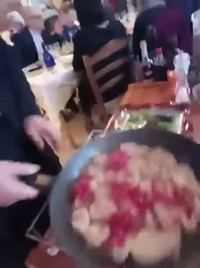 Aggiungere una spruzzata di grappa al melograno per flambé.