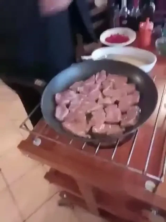 Condire il filetto con sale rosa dell'Himalaya.