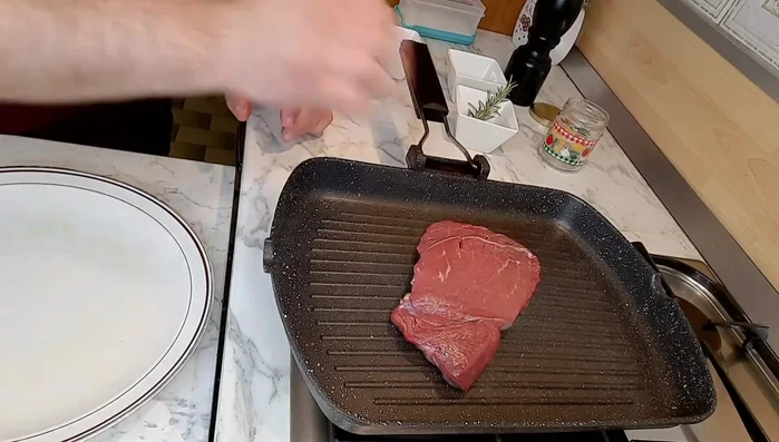 Cuociamo la tagliata sulla griglia rovente per circa un minuto per lato, girandola di un quarto di giro ogni minuto per una cottura uniforme. Non toccare la carne troppo spesso!