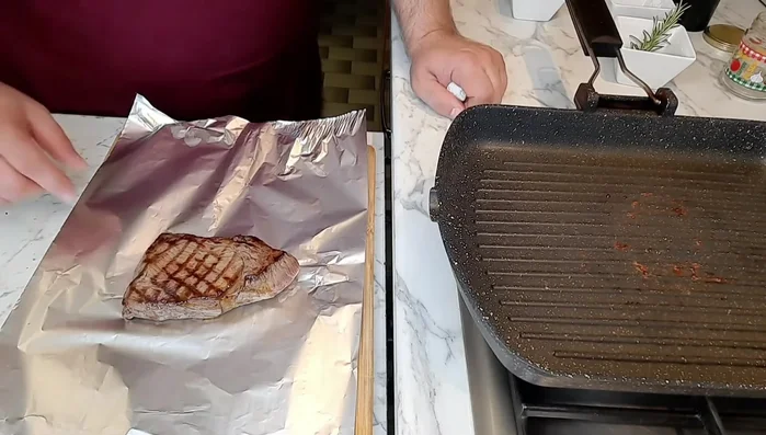 Dopo aver cotto per 4 minuti totali, rimuoviamo la tagliata dalla griglia e avvolgiamola nella carta stagnola. Lasciamo riposare per 3 minuti circa.