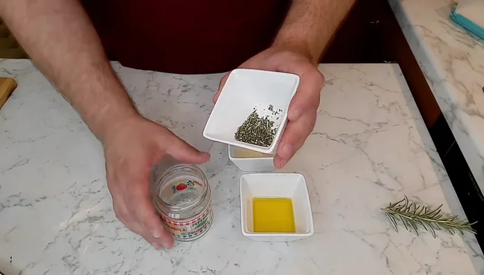 Nel frattempo, prepariamo il condimento: in una ciotola, emulsioniamo olio extravergine di oliva, succo di limone, rosmarino tritato e un pizzico di sale.