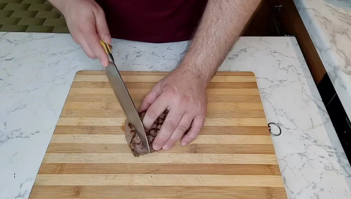 Tagliamo la tagliata contro fibra, a fette sottili (circa mezzo centimetro).