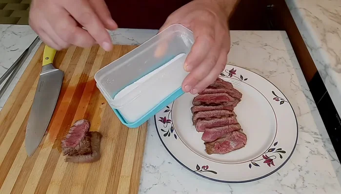 Condiamo la tagliata con l'emulsione preparata, aggiungendo un ulteriore pizzico di sale se necessario.