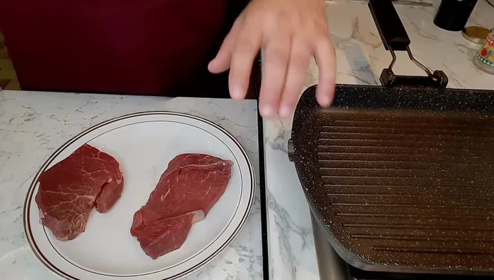 Accendiamo la griglia. Mentre si scalda, prepariamo la carne.
