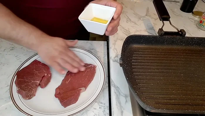Spennelliamo la tagliata con un filo d'olio extravergine di oliva su entrambi i lati. Questo aiuta la rosolatura.