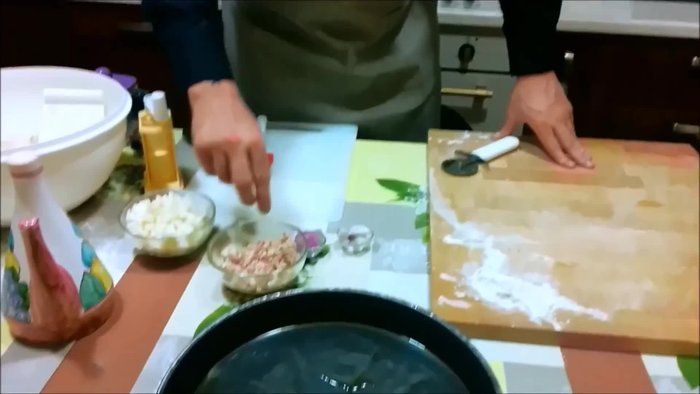 Preparare l'impasto per pizza (ricetta disponibile nel link in descrizione).
