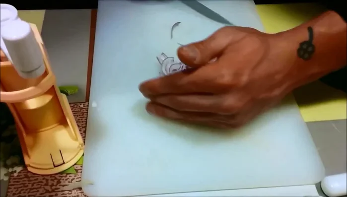 Adagiare l'impasto nella teglia e modellarlo per adattarlo alla forma.