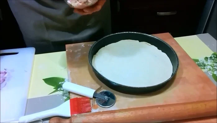 Distribuire il tonno sulla superficie dell'impasto.