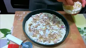 Pizza Tonno e Cipolla fatta in casa: Ricetta facile e veloce