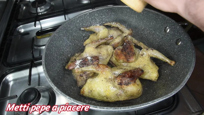 Salare, aggiungere pepe macinato fresco, aglio, rosmarino e sfumare con vino bianco.