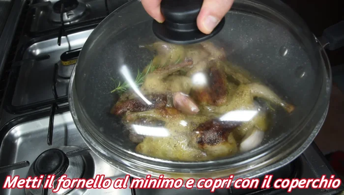 Far evaporare il vino, abbassando la fiamma al massimo e mettendo il coperchio.