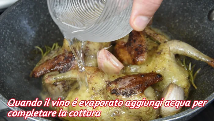 Aggiungere un pochino d'acqua per creare una salsa e continuare la cottura per altri 5 minuti.