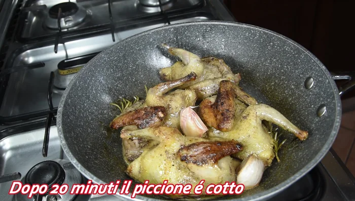 Dopo 20 minuti, rimuovere il rosmarino e l'aglio. Assaggiare il sughetto e far riposare il piccione per qualche minuto.