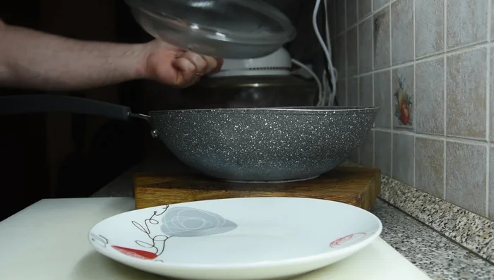 Mettere il piccione nel piatto, aggiungere il crostone di pane ammorbidito con un po' di salsa e adagiare sopra il mezzo piccione.