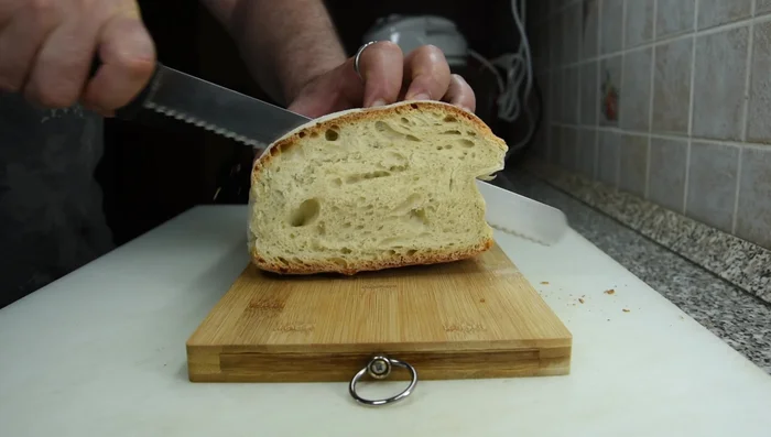 Tagliare due fette di pane alte circa 1 cm (una fetta per ogni mezzo piccione).