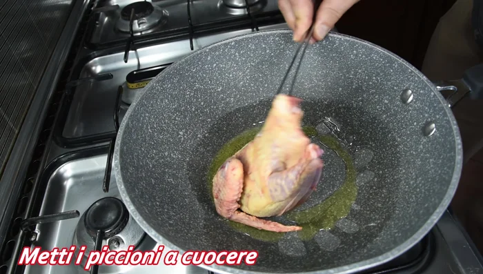 Aggiungere un po' d'olio in una padella calda e rosolare i piccioni fino a formare una crosticina su entrambi i lati.
