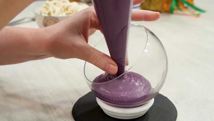 Regolare di sale. Servire le tagliatelle di calamari con la crema di patate viola, guarnendo con chicchi di melagrana, timo e scorza di limone.