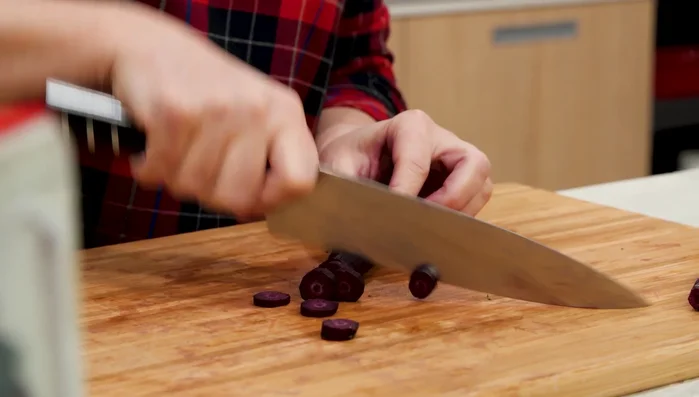 Cuocere le patate e le carote al vapore per circa 15 minuti.