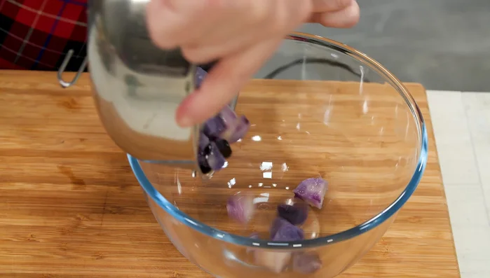 Una volta cotte, mettere le patate e le carote in una ciotola, aggiungere l'olio aromatizzato (senza gli aromi) e frullare con un frullatore a immersione. Aggiungere gradualmente il brodo fino ad ottenere una crema liscia.