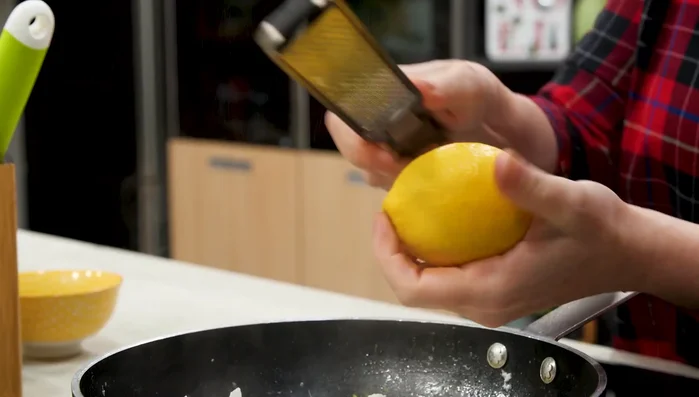 Aggiungere la scorza grattugiata e il succo di limone, il prezzemolo tritato e il timo. Cuocere per altri due minuti.