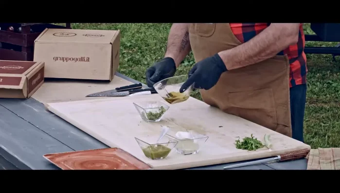 Strappare la mozzarella fior di latte a mano.