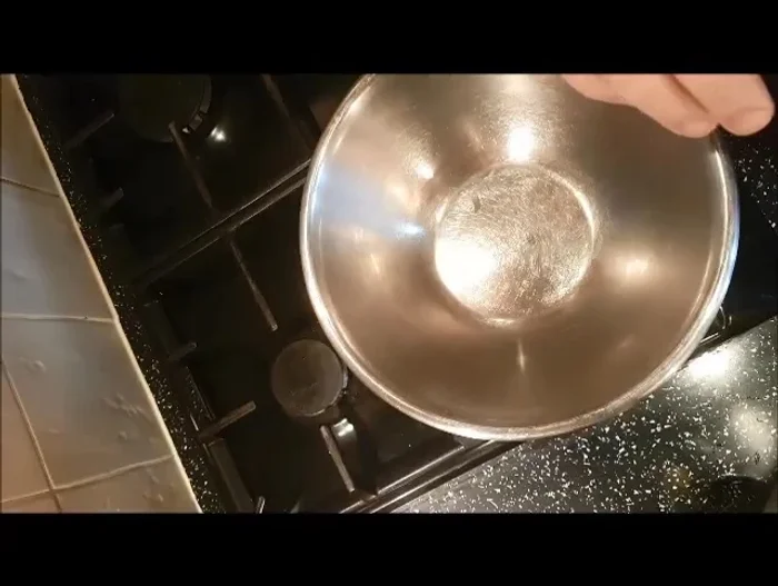 In una ciotola capiente, mettere le costolette di agnello (106.04).