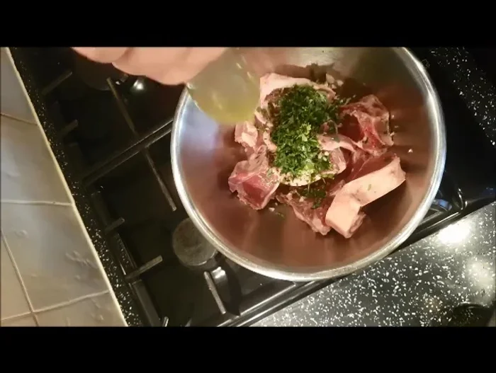 Aggiungere aglio tritato, prezzemolo, olio extravergine, pepe nero, vino bianco, un goccio di aceto, scorza di limone (solo la parte gialla) e il succo di limone (120.719).