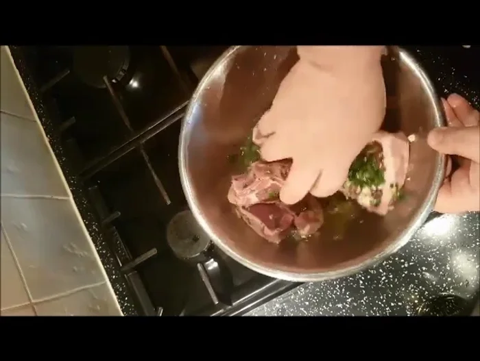 Mescolare bene per condire la carne (177.2).