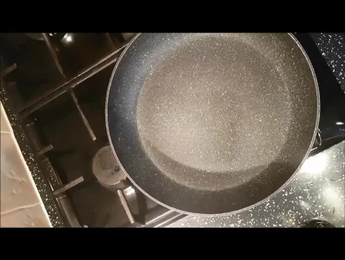 Scaldare bene una padella (o piastra, grill, barbecue) (198.879).