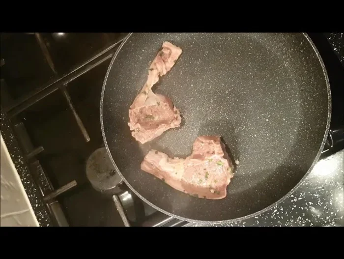 Cuocere le costolette per circa 2 minuti per lato, senza toccarle troppo spesso (207.44).