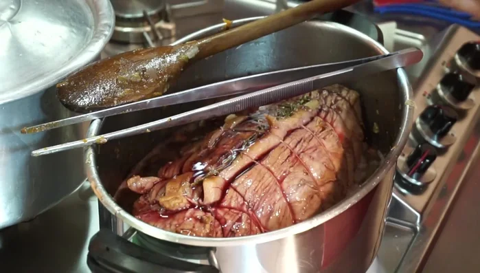 Sfumare con il vino: Sfumare con il vino rosso, lasciare evaporare, quindi abbassare la fiamma.