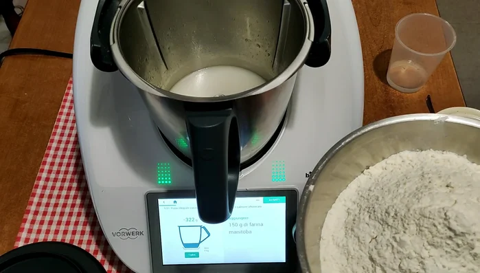 Aggiungere 150 g di farina manitoba, 250 g di farina integrale, 1 cucchiaio di olio e 1 cucchiaino colmo di sale. Impastare per 3 minuti a velocità spiga.