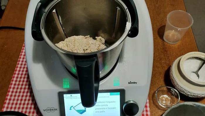 Trasferire l'impasto in una ciotola unta d'olio, coprire e lasciare lievitare per un paio d'ore in luogo caldo.