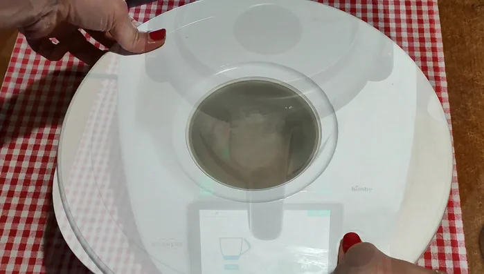 Preparare la crema di zucchine: lessare 400 g di zucchine nel Bimby (mezzo litro di acqua, 20 minuti, temperatura varoma, velocità 1).