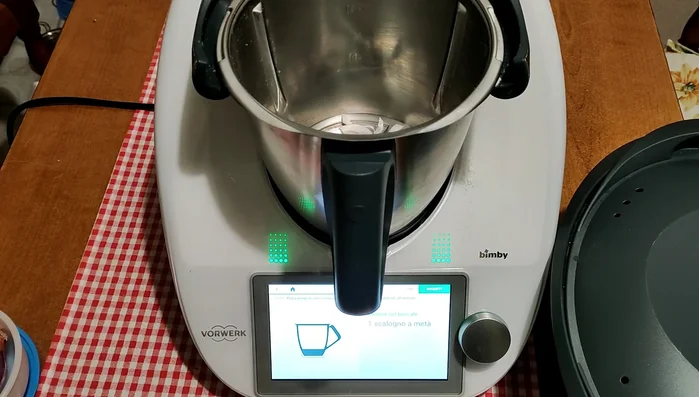 Aggiungere al Bimby un pezzetto di scalogno, qualche foglia di prezzemolo, tritare per 3 secondi a velocità 6.