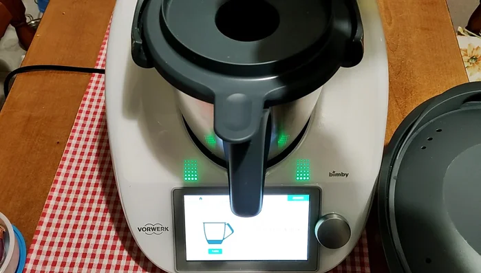 Aggiungere 40 g di olio e cuocere per 3 minuti a 120 gradi, velocità 1.