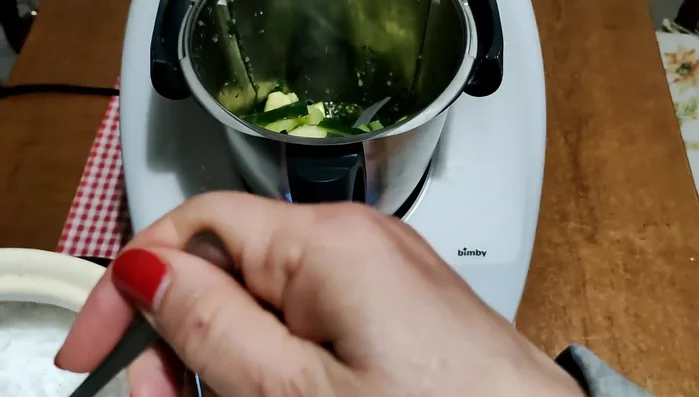 Unire le zucchine lessate, un pizzico di sale e frullare per 30 secondi a velocità 8.