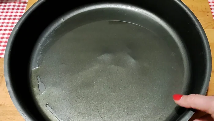 Stendere l'impasto lievitato (dopo 2 ore) in una teglia unta d'olio.