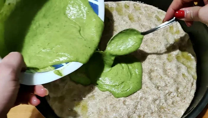 Stendere la crema di zucchine sull'impasto, lasciare lievitare per altre 2 ore in luogo caldo.