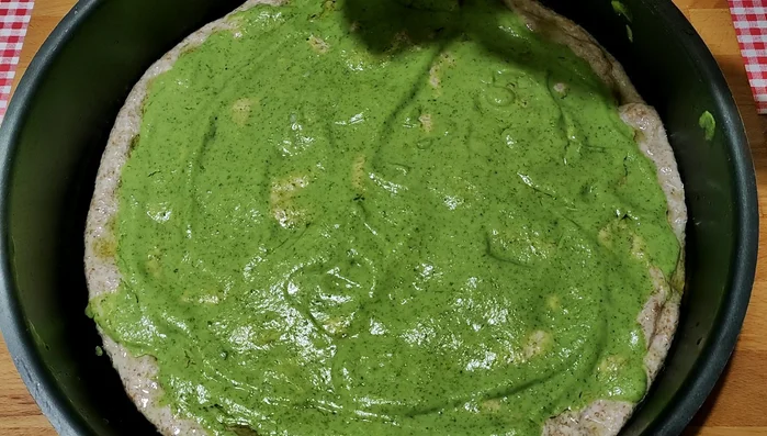 Aggiustare di sale, aggiungere un goccio d'olio e infornare a 200-230 gradi per 10 minuti.