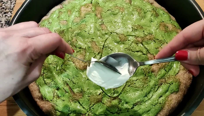 Togliere dal forno, aggiungere mascarpone (o robiola, ricotta) e il salmone affumicato. Infornare nuovamente a 230 gradi per 7-8 minuti.