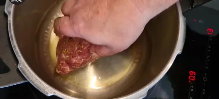 In una pentola, soffriggere la parte grassa dell'arista fino a doratura.