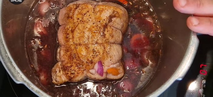 Cuocere in pentola a pressione per 1 ora o in pentola tradizionale a fuoco basso per 2 ore e mezza, coperta.