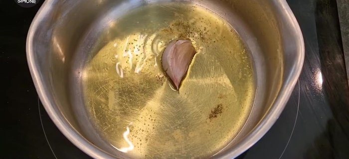 Nel frattempo, preparare gli spinaci: farli appassire in un pentolino con olio, aglio e sale.