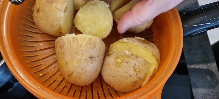 Lessare le patate al vapore e poi schiacciarle per preparare il purè.