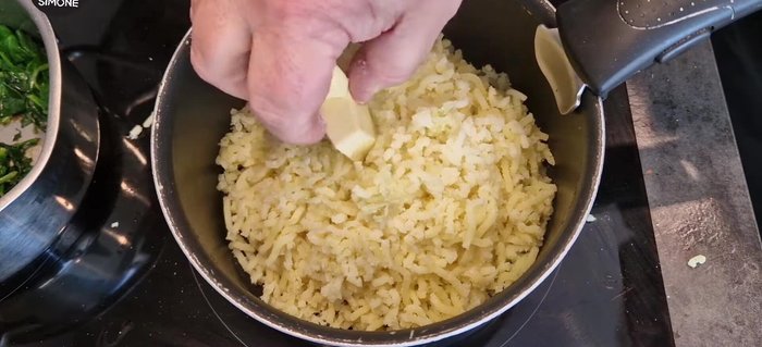 Preparare il purè: sciogliere il burro in un pentolino, aggiungere il latte gradualmente e le patate schiacciate, mescolando fino a ottenere una consistenza cremosa. Aggiungere noce moscata e parmigiano.