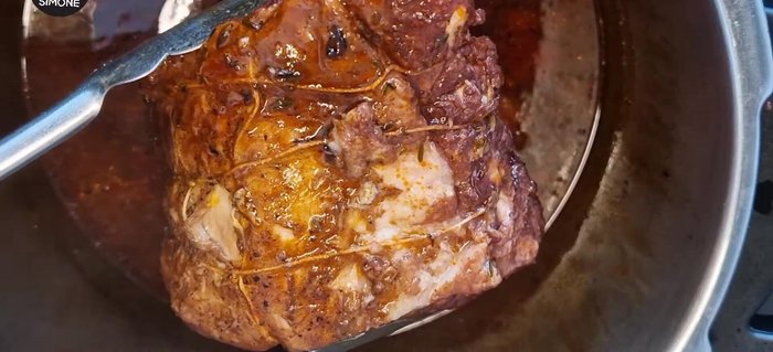 Frullare le verdure e il sugo rimasti nella pentola dopo la cottura dell'arista per ottenere una salsa densa.
