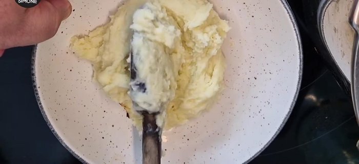 Comporre il piatto: mettere il purè sul piatto, aggiungere gli spinaci, le fette di arista e la salsa.